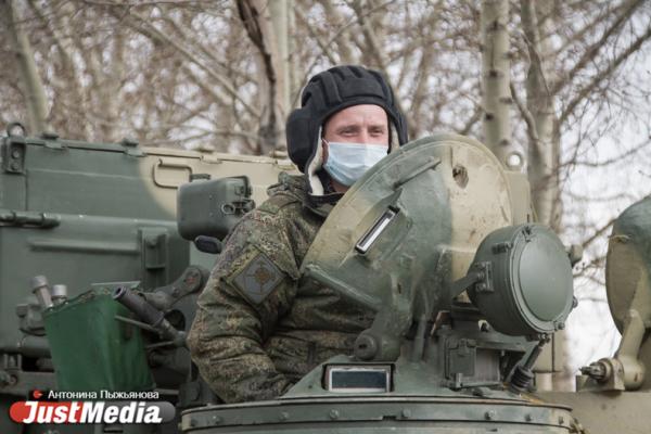 В Екатеринбурге прошла первая репетиция парада Победы. ФОТО - Фото 10