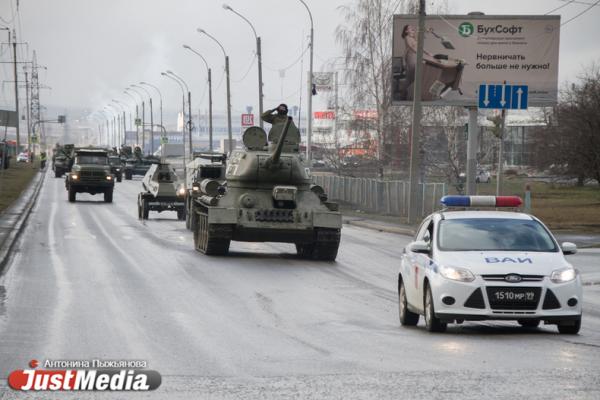 В Екатеринбурге прошла первая репетиция парада Победы. ФОТО - Фото 12