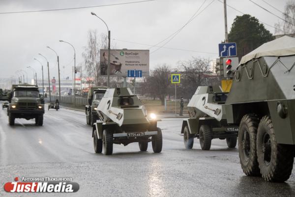 В Екатеринбурге прошла первая репетиция парада Победы. ФОТО - Фото 14