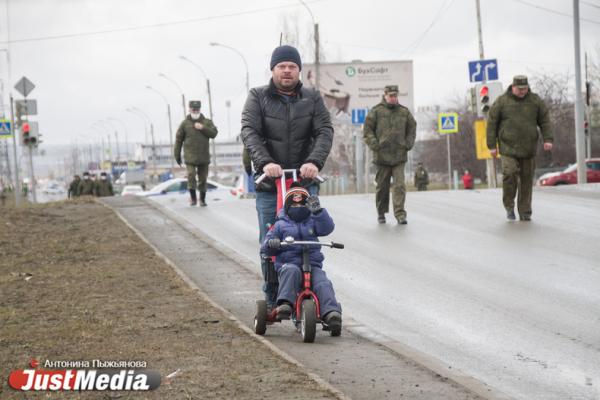 В Екатеринбурге прошла первая репетиция парада Победы. ФОТО - Фото 15