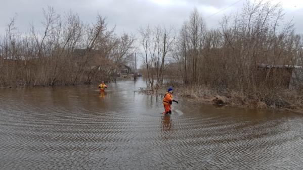  В Ирбит, где под водой оказались несколько улиц, для контроля за паводковой ситуацией прибыли спасатели из Екатеринбурга - Фото 2