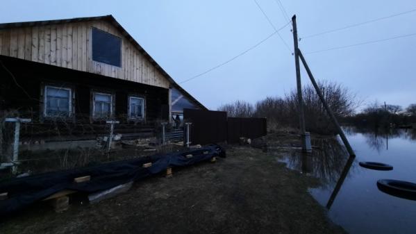  В Ирбит, где под водой оказались несколько улиц, для контроля за паводковой ситуацией прибыли спасатели из Екатеринбурга - Фото 3