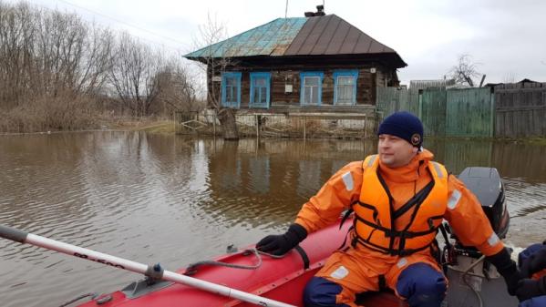  В Ирбит, где под водой оказались несколько улиц, для контроля за паводковой ситуацией прибыли спасатели из Екатеринбурга - Фото 5