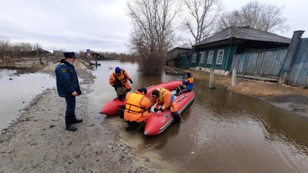  В Ирбит, где под водой оказались несколько улиц, для контроля за паводковой ситуацией прибыли спасатели из Екатеринбурга - Фото 6