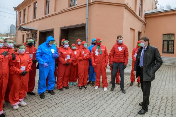Сергей Бидонько встретился с добровольцами, помогающими свердловчанам в период коронавируса - Фото 2