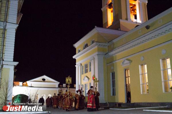 «Мы на грешной земле и господь не гарантировал нам жизнь без болезней». Как в главном соборе Екатеринбурга справили Пасху в пандемию COVID-19 - Фото 5