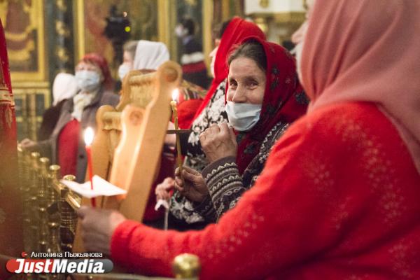 «Мы на грешной земле и господь не гарантировал нам жизнь без болезней». Как в главном соборе Екатеринбурга справили Пасху в пандемию COVID-19 - Фото 14