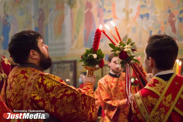 «Мы на грешной земле и господь не гарантировал нам жизнь без болезней». Как в главном соборе Екатеринбурга справили Пасху в пандемию COVID-19 - Фото 18