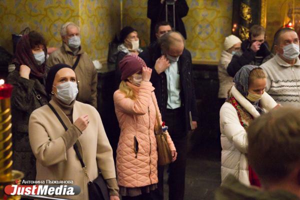 «Мы на грешной земле и господь не гарантировал нам жизнь без болезней». Как в главном соборе Екатеринбурга справили Пасху в пандемию COVID-19 - Фото 19