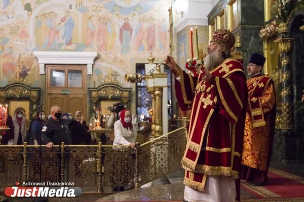 «Мы на грешной земле и господь не гарантировал нам жизнь без болезней». Как в главном соборе Екатеринбурга справили Пасху в пандемию COVID-19 - Фото 20