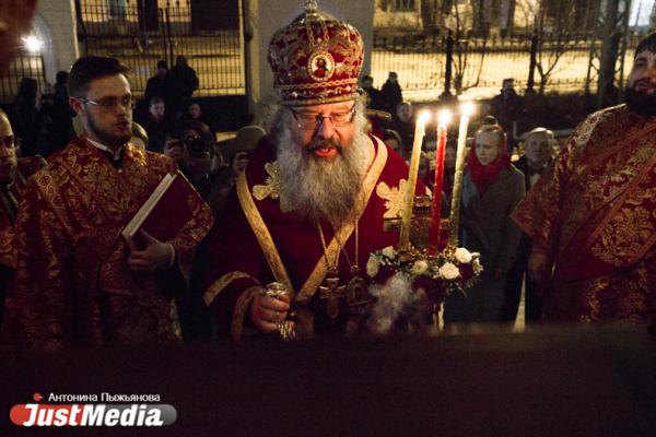 «Мы на грешной земле и господь не гарантировал нам жизнь без болезней». Как в главном соборе Екатеринбурга справили Пасху в пандемию COVID-19 - Фото 3