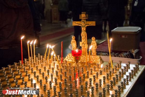 «Мы на грешной земле и господь не гарантировал нам жизнь без болезней». Как в главном соборе Екатеринбурга справили Пасху в пандемию COVID-19 - Фото 12