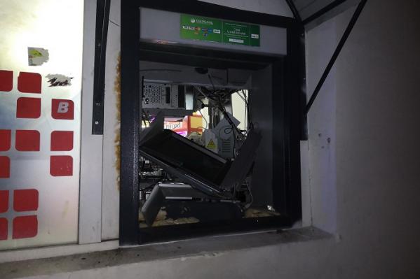 В Ревде неизвестный взорвал банкомат в супермаркете, похитил деньги и скрылся - Фото 2