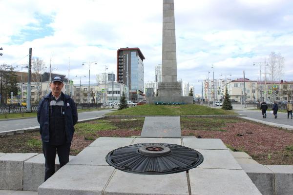 В Екатеринбурге в чаше Вечного огня нашли бутылки из-под водки и остатки цветов - Фото 2