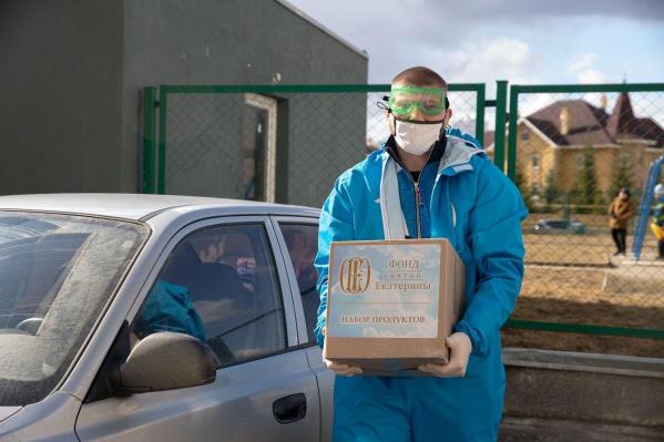 Волонтеры фонда святой Екатерины доставили продуктовые наборы малоимущим многодетным семьям еще нескольких свердловских городов - Фото 4