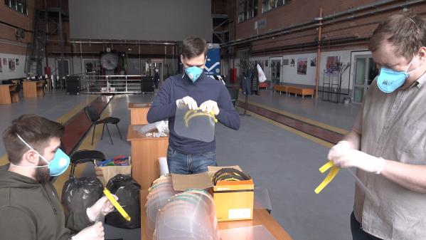 На площадке технопарка «Кванториум» ДЖД волонтеры начали изготавливать средства индивидуальной защиты для медработников - Фото 2