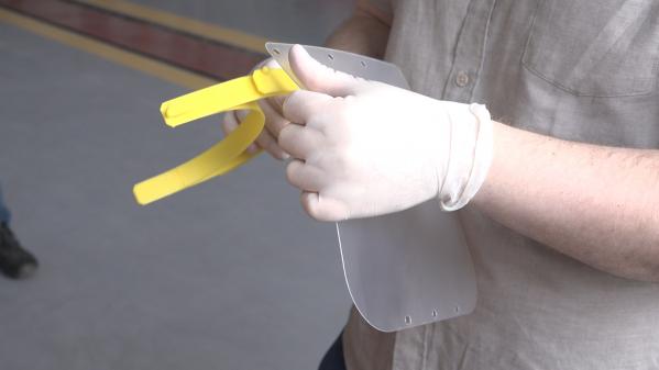 На площадке технопарка «Кванториум» ДЖД волонтеры начали изготавливать средства индивидуальной защиты для медработников - Фото 3