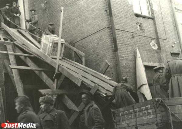 Пожарные посты и круглосуточное дежурство милиции. Как в Свердловске в годы войны сохраняли рукописи Пушкина и шедевры из Эрмитажа - Фото 26