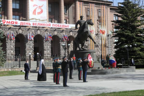 Полпред Цуканов возложил цветы к памятнику Маршалу Жукову - Фото 2
