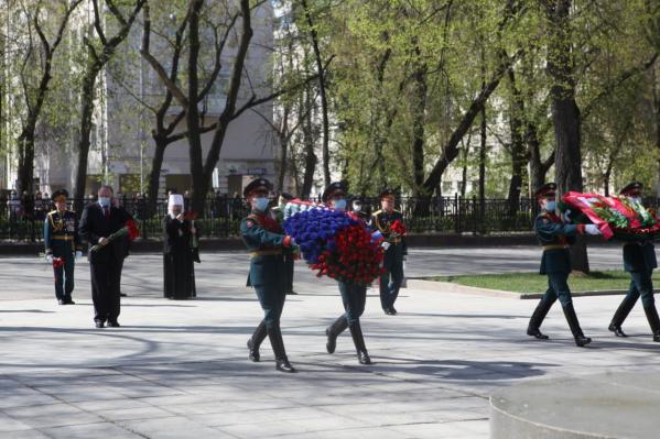 Полпред Цуканов возложил цветы к памятнику Маршалу Жукову - Фото 3