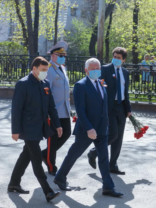 Куйвашев и Высокинский приняли участие в церемонии возложения цветов к памятнику Жукову - Фото 2