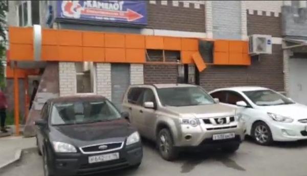 Падали на машины и повисали на проводах. Ураган сносил деревья в Екатеринбурге - Фото 7