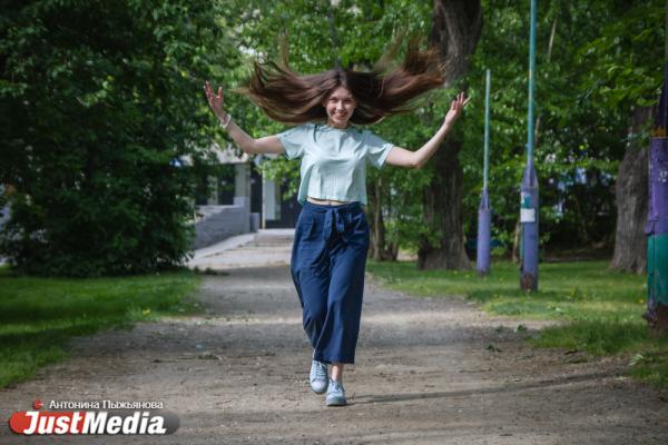 Анна Русских, студентка: «Если погода вас не радует, то закройте глаза и представьте себя на Соррентийском побережье». В Екатеринбурге +14 градуса - Фото 9