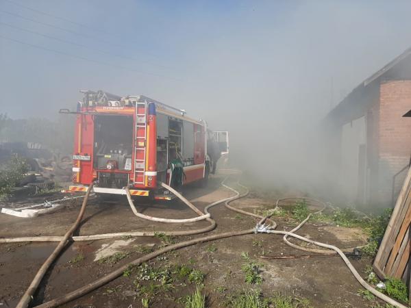 В Екатеринбурге на площади 400 «квадратов» горела пилорама - Фото 2