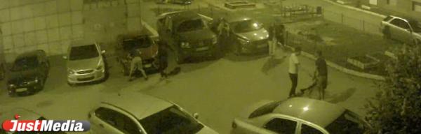 Ночью на Эльмаше молодежь устроила побоище и повредила припаркованные машины. Полицейские участников конфликта не застали - Фото 2