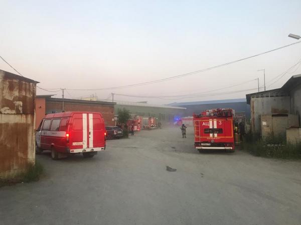 На Шарташе 17 пожарных машин боролись с огнем в здании одноэтажного склада - Фото 2