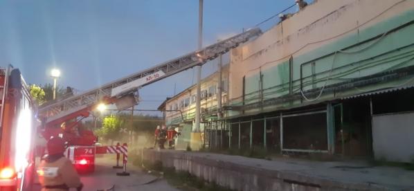 На Шарташе 17 пожарных машин боролись с огнем в здании одноэтажного склада - Фото 3