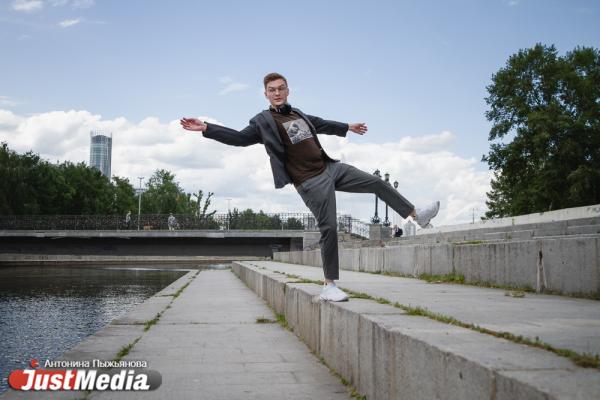 Максим Филиппович, АРТЛИКБЕЗ: «Какой бы не была погода, мне нравится взять свой пленочный фотоаппарат и снять случайный момент городской жизни». В Екатеринбурге +26 градусов - Фото 6