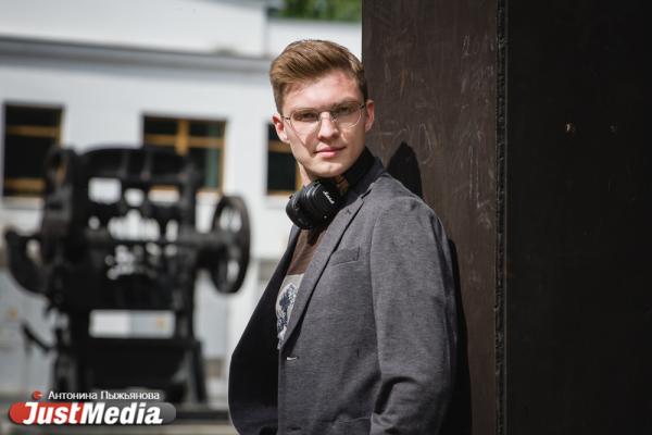 Максим Филиппович, АРТЛИКБЕЗ: «Какой бы не была погода, мне нравится взять свой пленочный фотоаппарат и снять случайный момент городской жизни». В Екатеринбурге +26 градусов - Фото 9