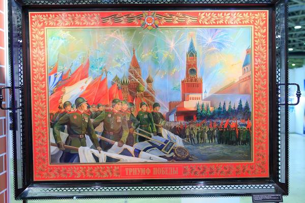 Уральские мастера создали уникальный поднос, посвященный Параду Победы  - Фото 2