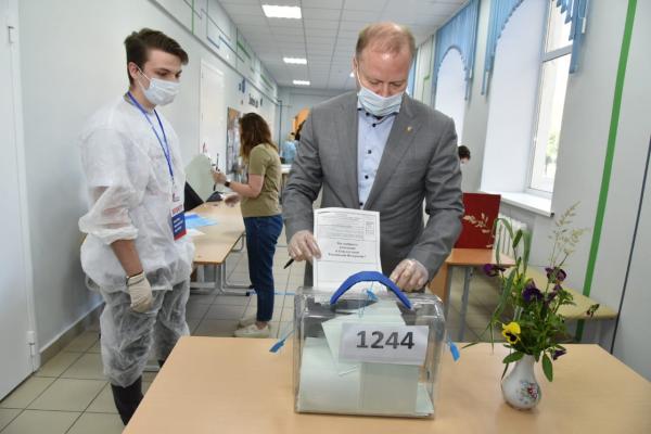 Уральские VIP-ы проголосовали за внесение поправок в Конституцию  - Фото 8