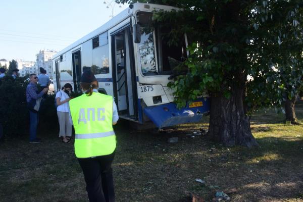 В центре Екатеринбурга автобус влетел в легковушку, а потом в дерево. Пострадали 2 пассажирки - Фото 4