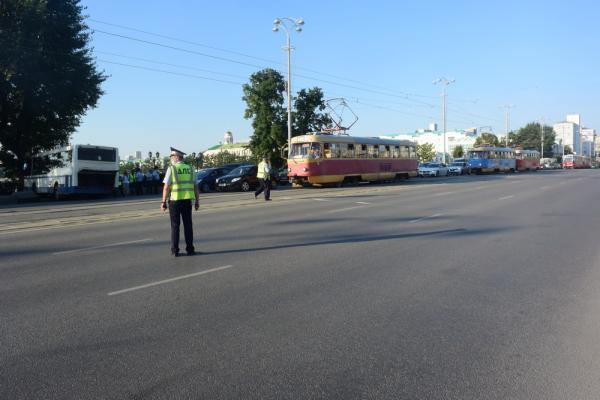 В центре Екатеринбурга автобус влетел в легковушку, а потом в дерево. Пострадали 2 пассажирки - Фото 7