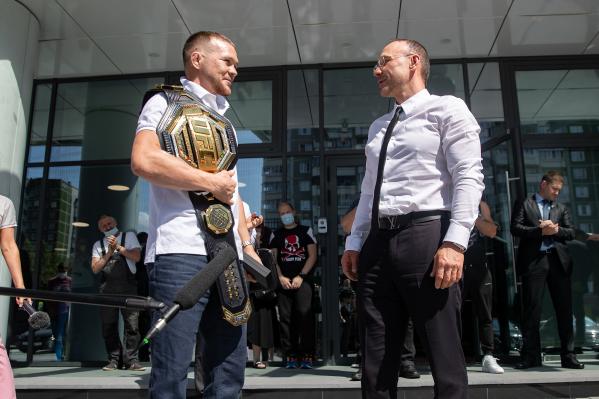 Российскому бойцу Петру Яну подарили Mercedes за победу в титульном поединке UFC - Фото 2