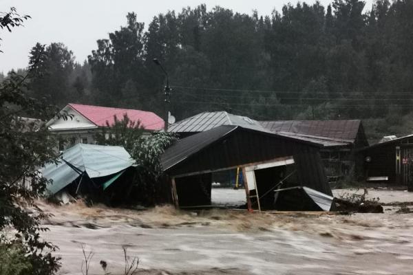 Нижние Серги смыло водой из прорвавшейся плотины. В городе введен режим ЧС - Фото 2