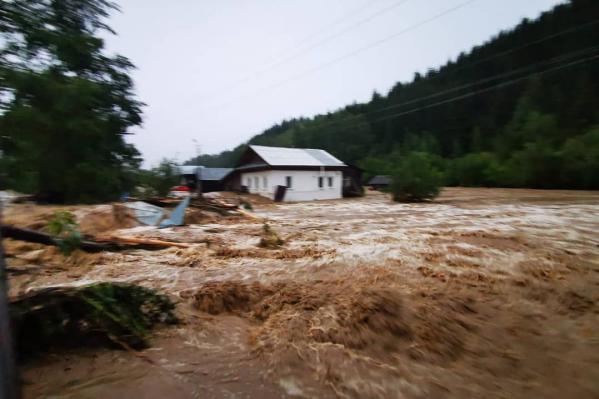 Нижние Серги смыло водой из прорвавшейся плотины. В городе введен режим ЧС - Фото 3