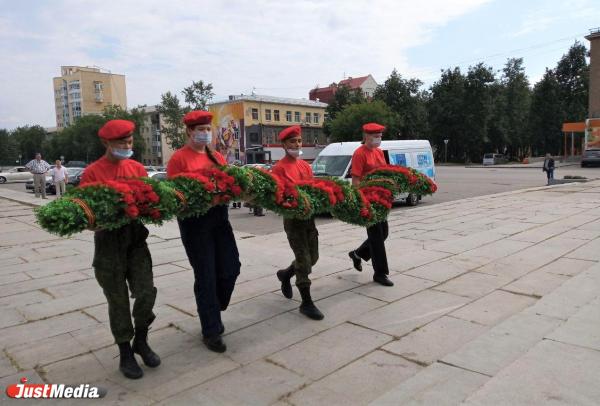 Юнармейцы возложили цветы к памятнику уральского разведчика Николая Кузнецова - Фото 2