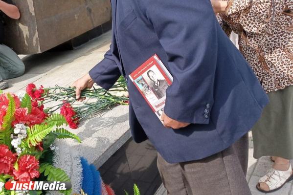 Юнармейцы возложили цветы к памятнику уральского разведчика Николая Кузнецова - Фото 4