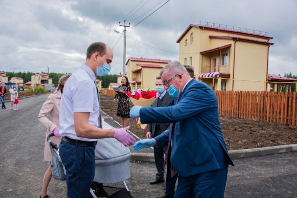 Семьи работников «Святогора» получили ключи от новеньких коттеджей в поселке Молодежном - Фото 2