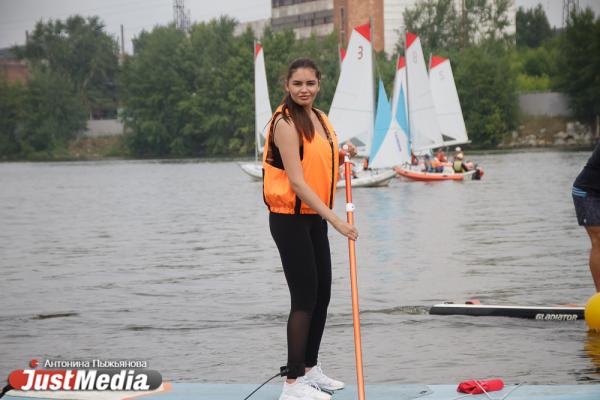 Участницы конкурса «Мисс Екатеринбург 2020» попробовали свои силы в катании на сап-бордах  - Фото 8