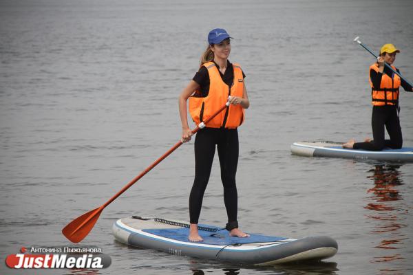 Участницы конкурса «Мисс Екатеринбург 2020» попробовали свои силы в катании на сап-бордах  - Фото 11
