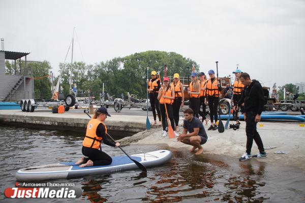 Участницы конкурса «Мисс Екатеринбург 2020» попробовали свои силы в катании на сап-бордах  - Фото 12