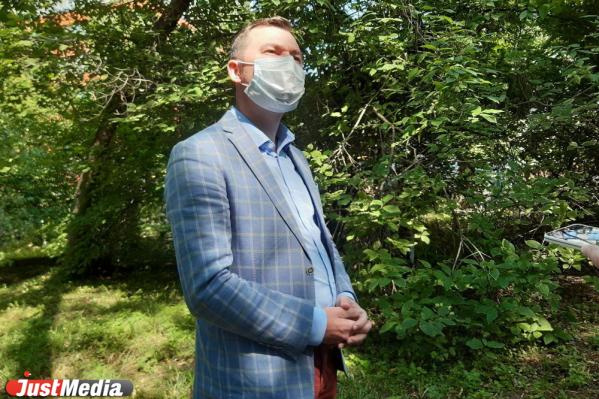 «Корни намертво вросли в бетон». Общественники проинспектировали реконструкцию парка XX Партсъезда - Фото 2