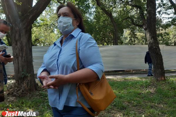 «Корни намертво вросли в бетон». Общественники проинспектировали реконструкцию парка XX Партсъезда - Фото 3