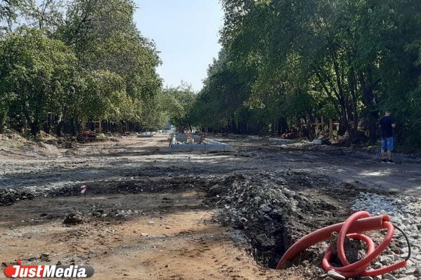 «Корни намертво вросли в бетон». Общественники проинспектировали реконструкцию парка XX Партсъезда - Фото 4