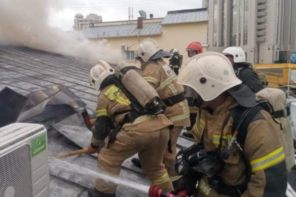 У горящего здания комбината «СМАК» обрушилась кровля - Фото 2